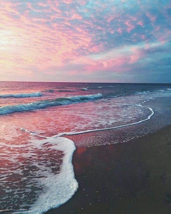 صورة-بحر-بمياه-كريستالية-وسماء-قرمزية-خلابه-مع-غروب-الشمس.jpg