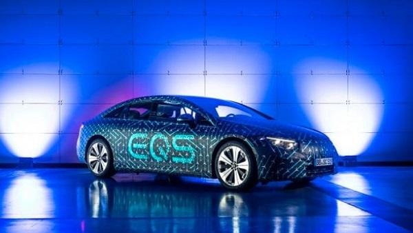"مرسيدس" تعلن بدء إنتاج سيارتها الكهربائية "إي كيو إس"