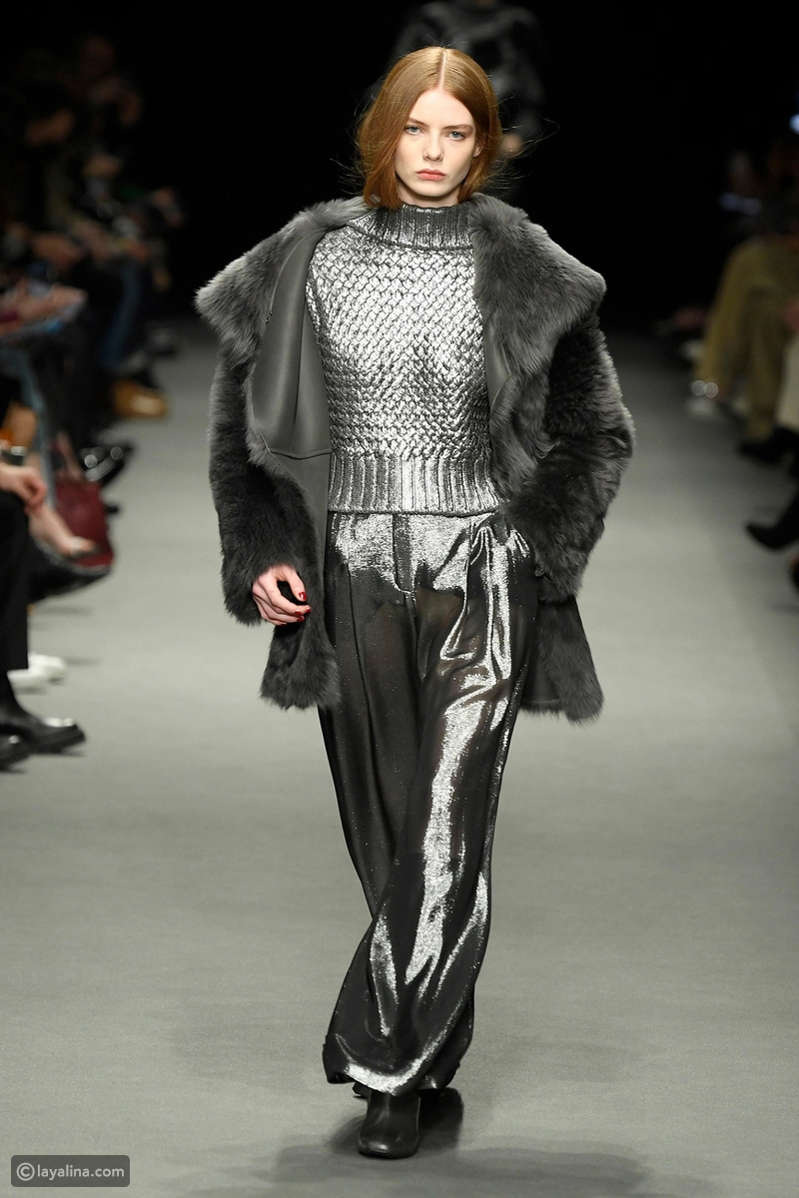 البناطيل المعدنية: الموضة المستقبلية التي تسود عروض أزياء 2022