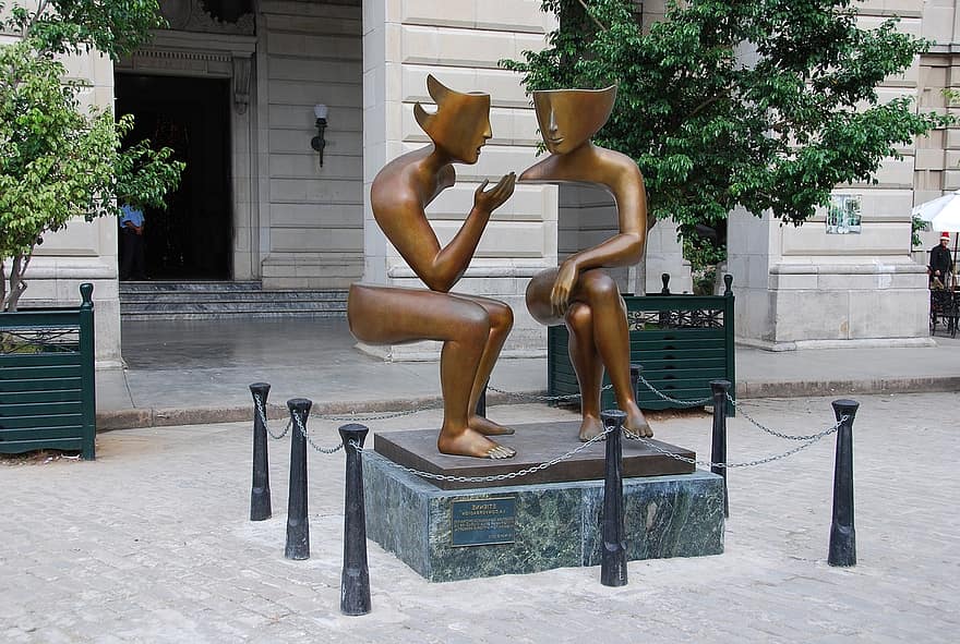 statue-illusion-cuba-old-havana-sculpture-saint-conversation-etienne.jpg
