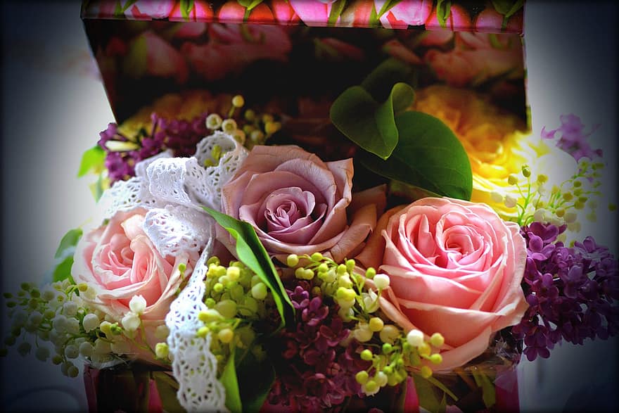 bouquet-rose-liliac-flowers-box-spring.jpg