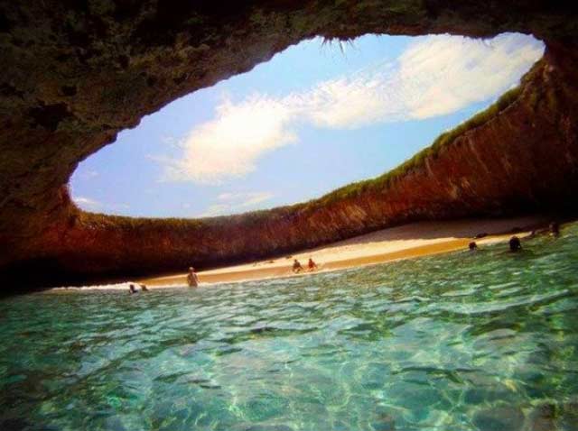 الشاطئ المخفي في جزر ماريتا المسمى ببحر الحب