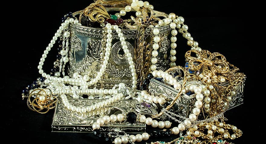 jewels-jewelry-necklace-broach-gold-silver-pearls-diamonds-costume-jewelry.jpg