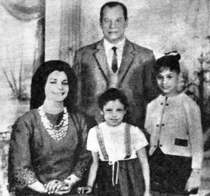 Nagib_Mahfooz_with_his_family.jpg