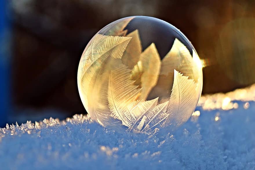 soap-bubble-frost-snow-bubble-eiskristalle-winter-cold-frosted-soap-bubble-frozen.jpg