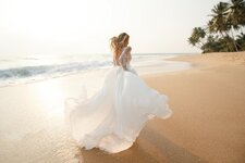 اختاري فستان الزفاف الذي يؤمن لك حرية الحركة والتمتع بتلك اللحظات الساحرة.jpg