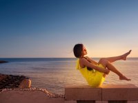 800x600_girl-in-a-yellow-dress-on-the-sea-side.jpg